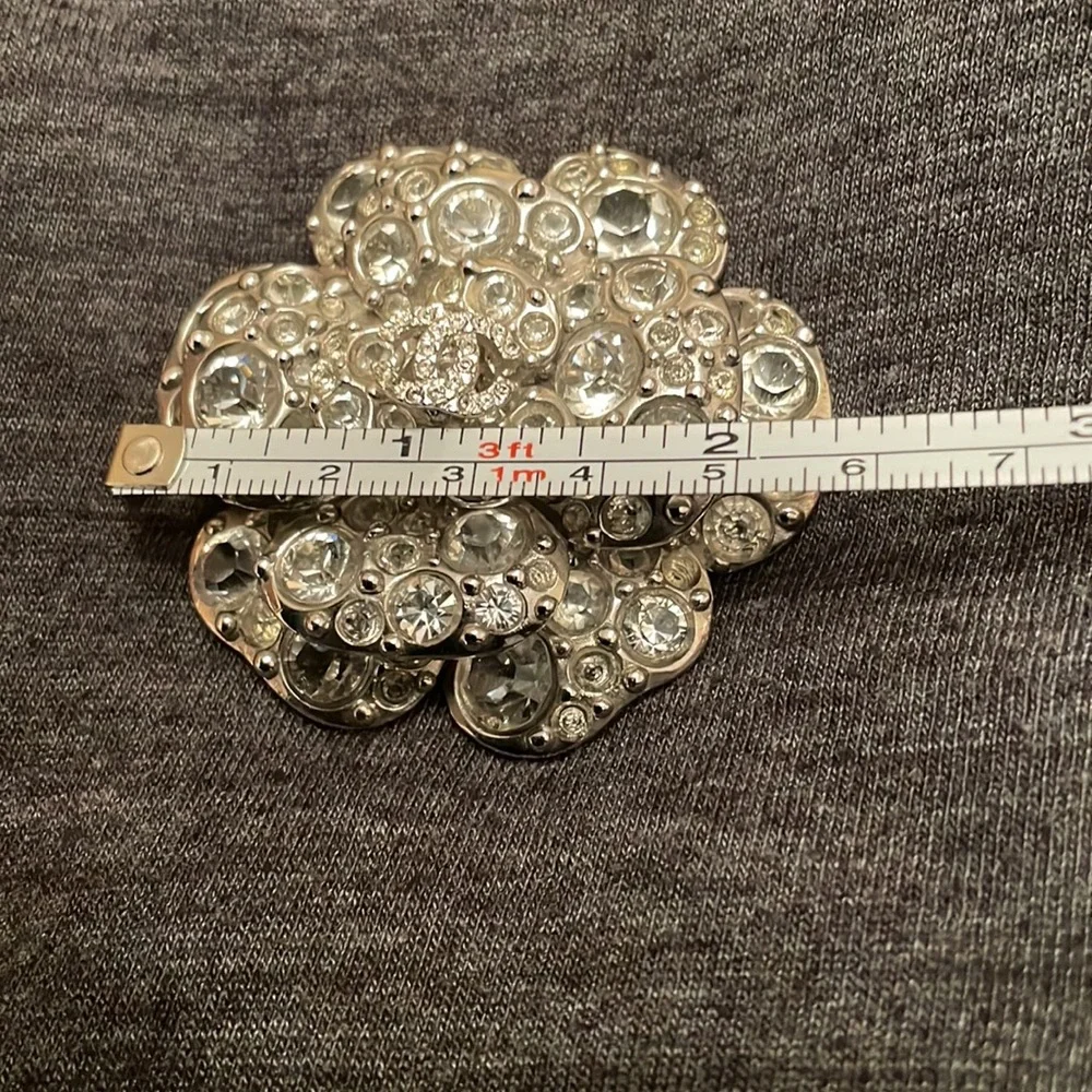 CHANEL Camilla brooch - Picture 6 of 7